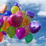 Bouquet de ballons multicolores dans le ciel