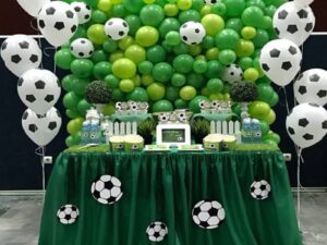 Décoration d’anniversaire enfant thème football avec vaisselle assortie et table décorée
