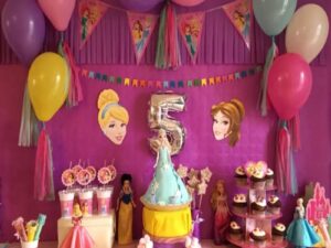 Kit d’anniversaire enfant thème princesse avec décoration complète, vaisselle et accessoires élégants