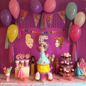 Kit d’anniversaire enfant thème princesse avec décoration complète, vaisselle et accessoires élégants